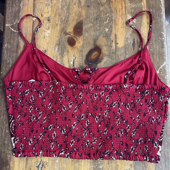 This crop top is super cute♥️ - Picture 2 of 3